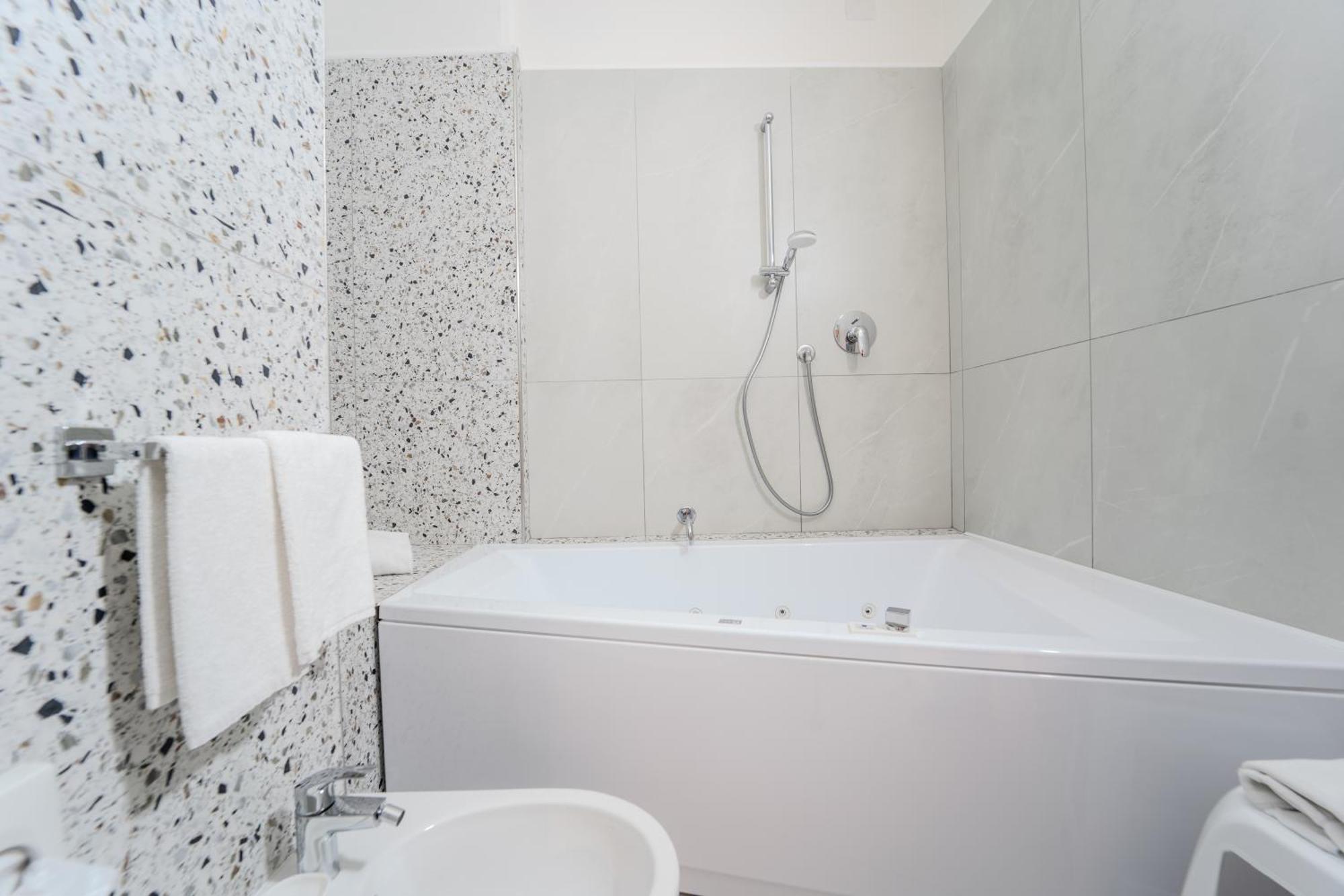 Hotel Donatello Модена Экстерьер фото