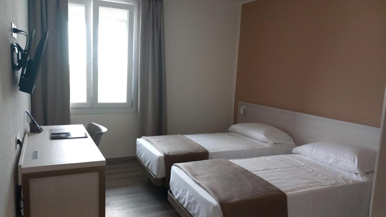 Hotel Donatello Модена Экстерьер фото