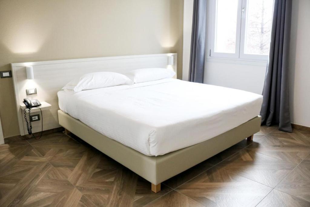 Hotel Donatello Модена Экстерьер фото