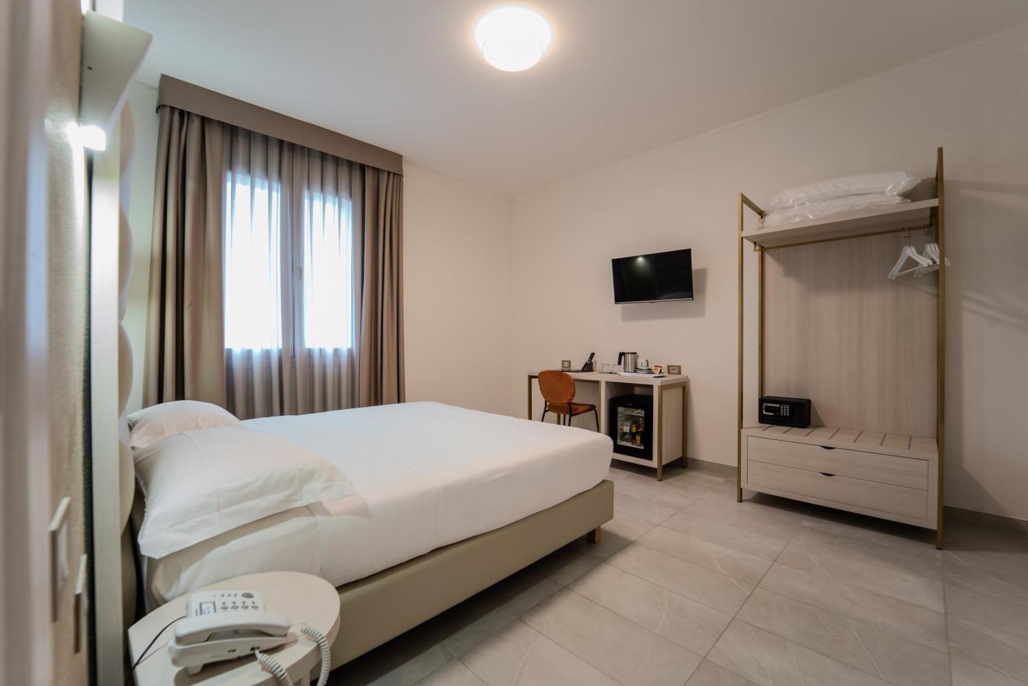 Hotel Donatello Модена Экстерьер фото