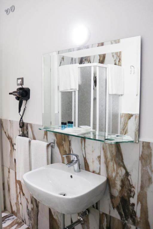 Hotel Donatello Модена Экстерьер фото