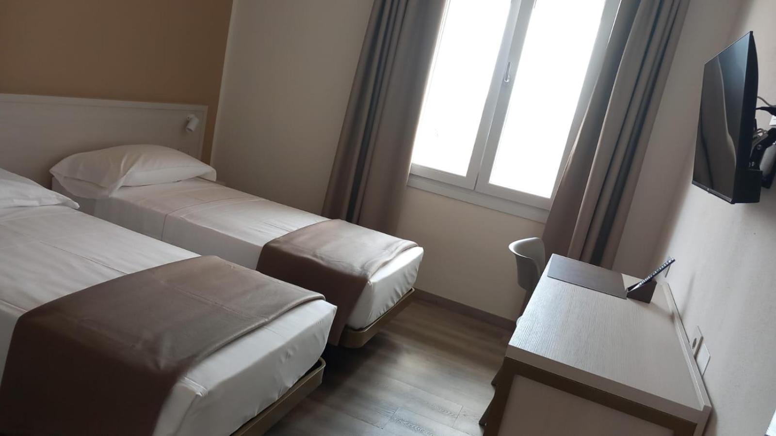 Hotel Donatello Модена Экстерьер фото