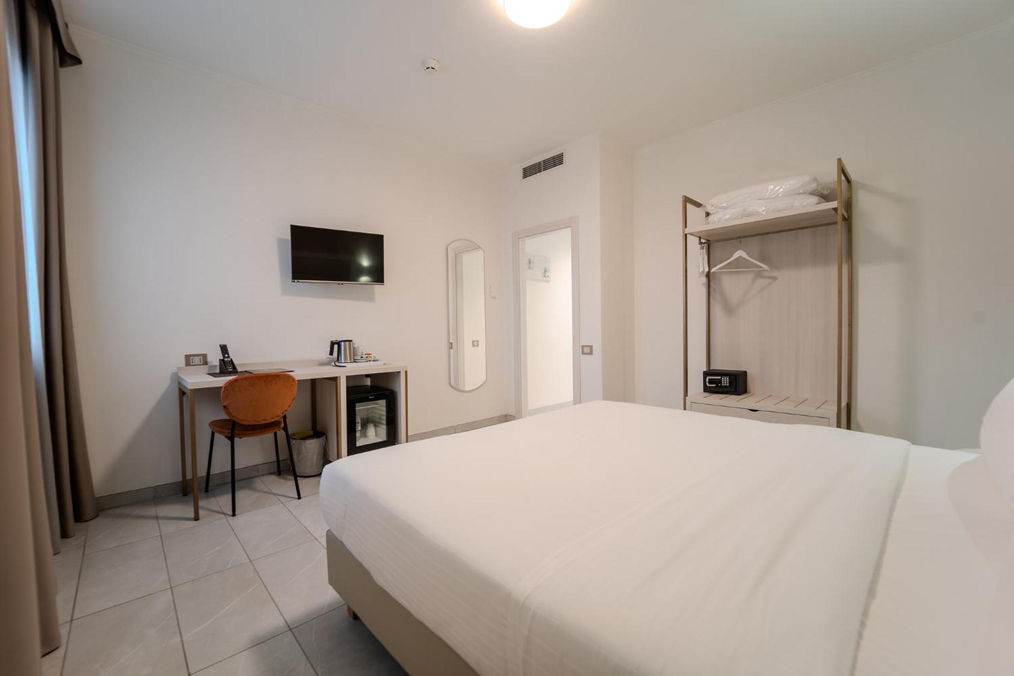 Hotel Donatello Модена Экстерьер фото