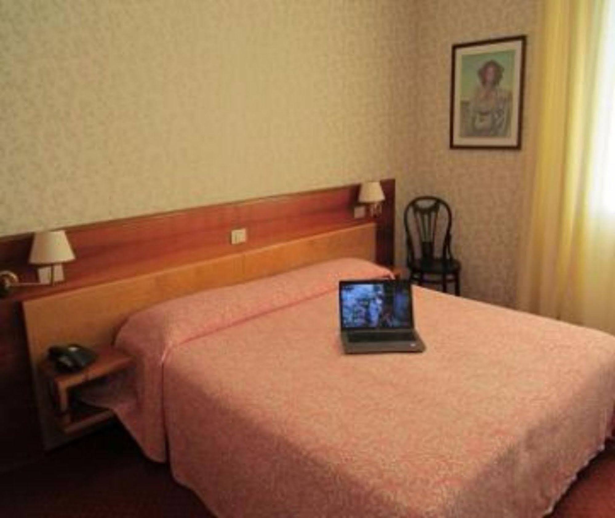Hotel Donatello Модена Экстерьер фото